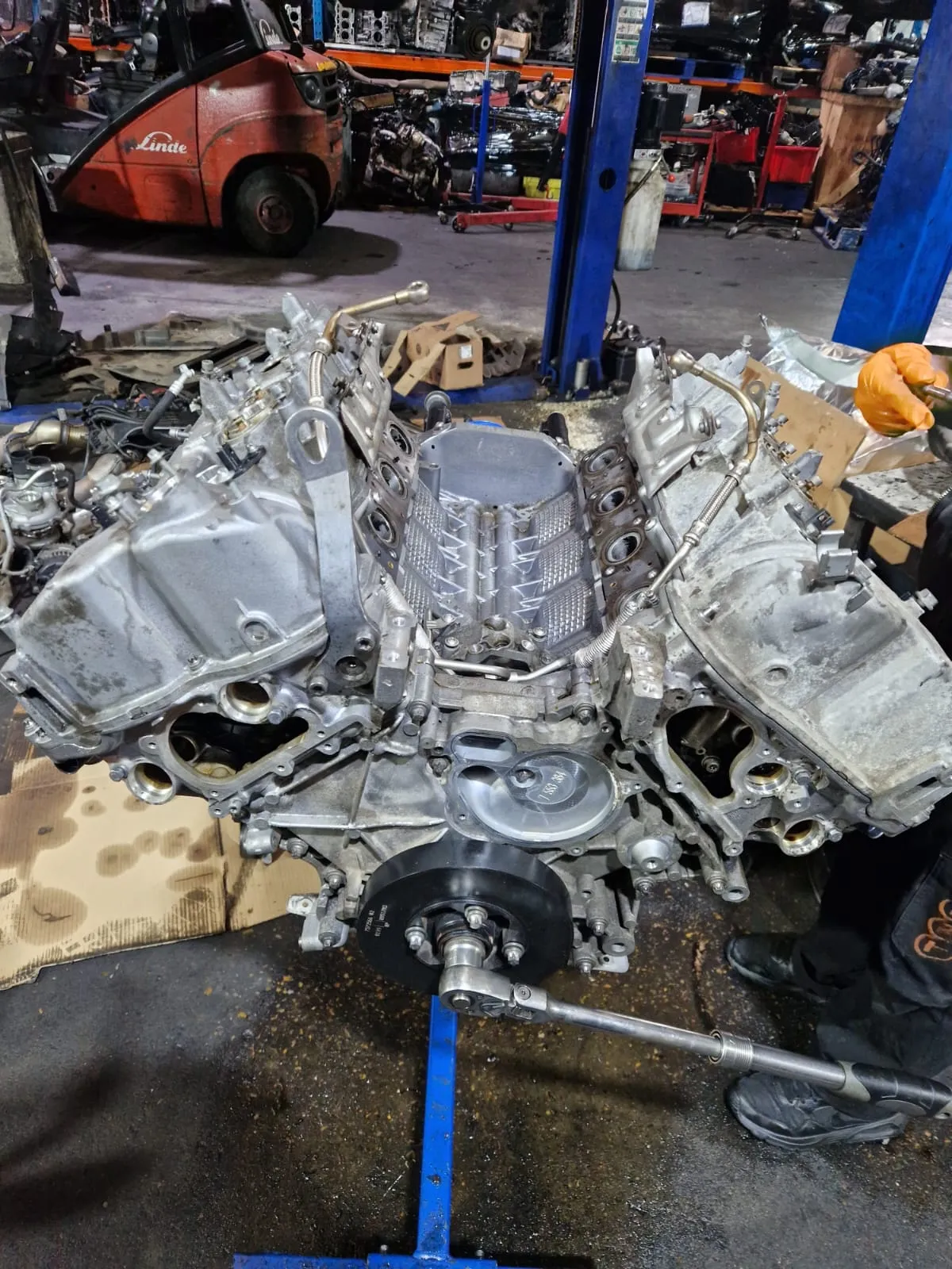 S63 engine front, crank bolt.