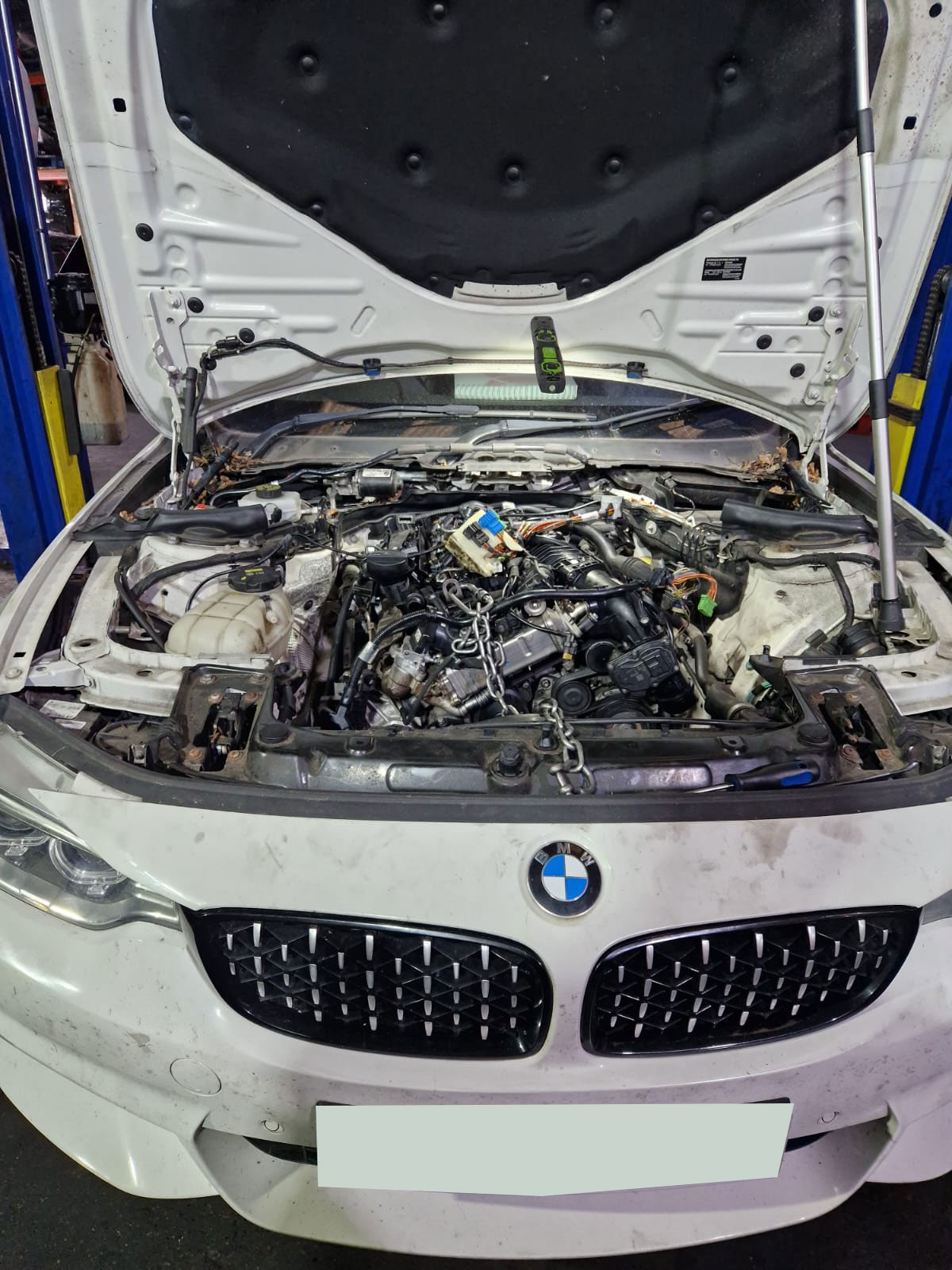 BMW 420d engine bay ready for removal