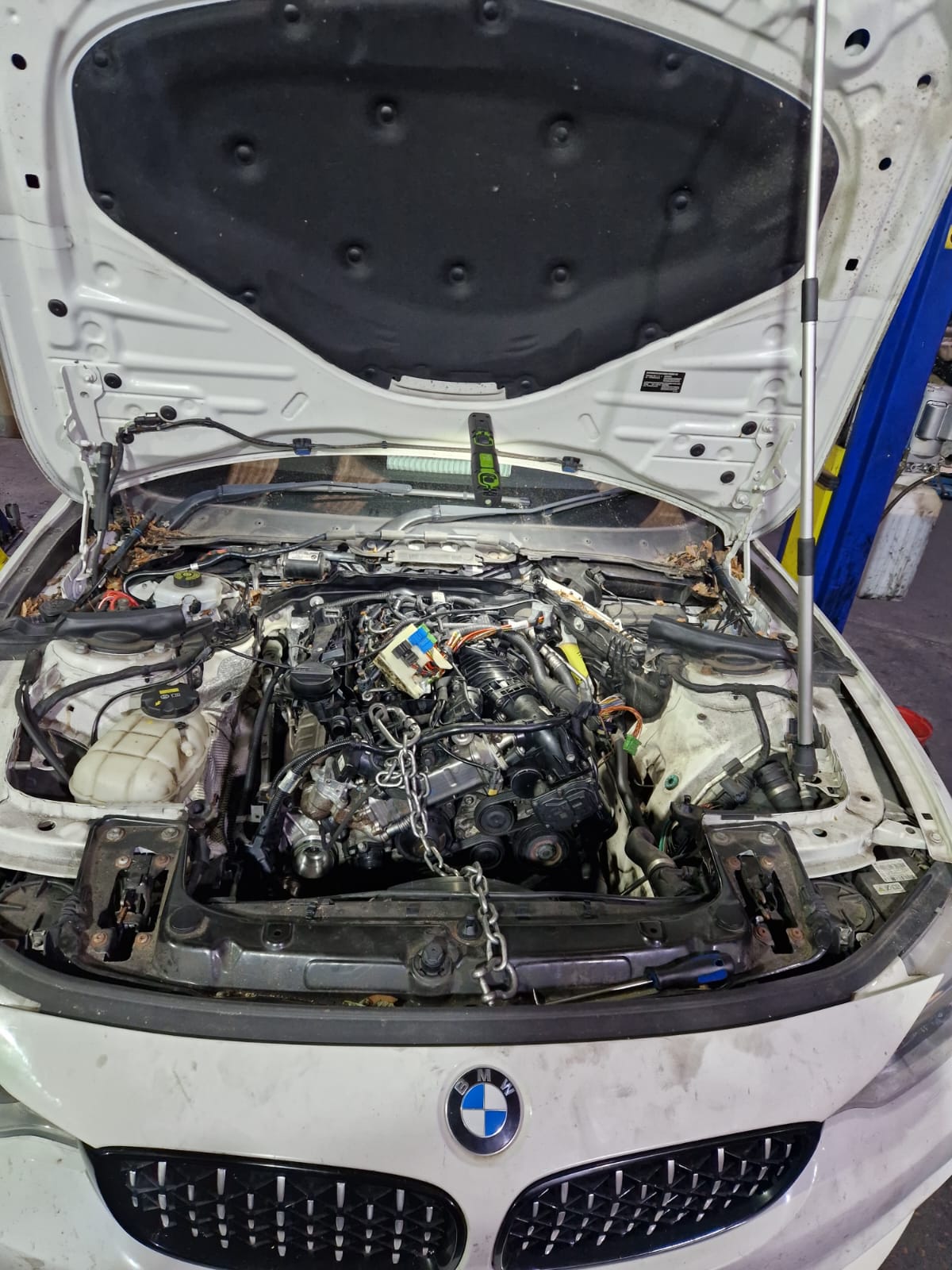 BMW 420d N47 engine removal setup